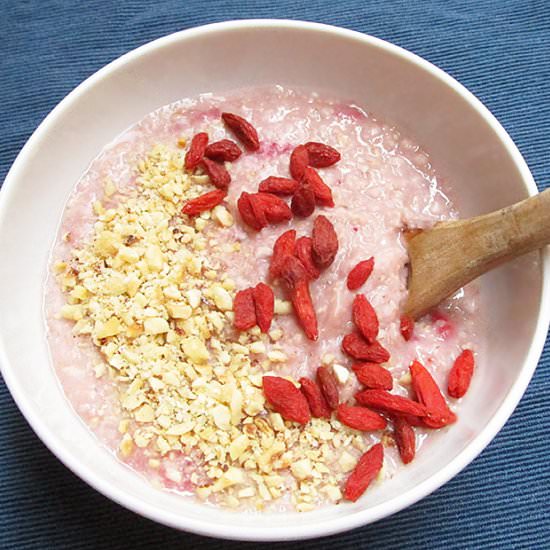 Vegan Strawberry Oatmeal - Recipe photo by ADkitchen