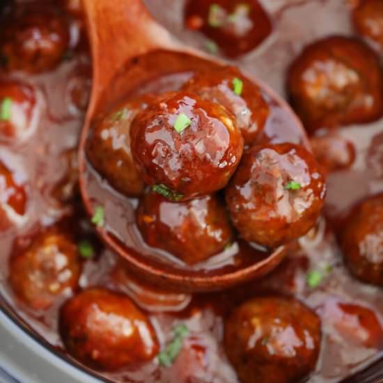 Best BBQ Crockpot Meatballs - Recipe photo by peasandpeonies