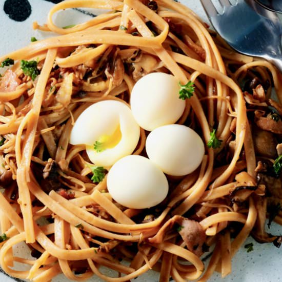 Pasta "birds nest" with quail eggs - Recipe photo by delectabilia