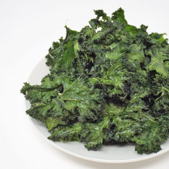 Crispy Garlic Kale Chips - Recipe photo by YepRecipes