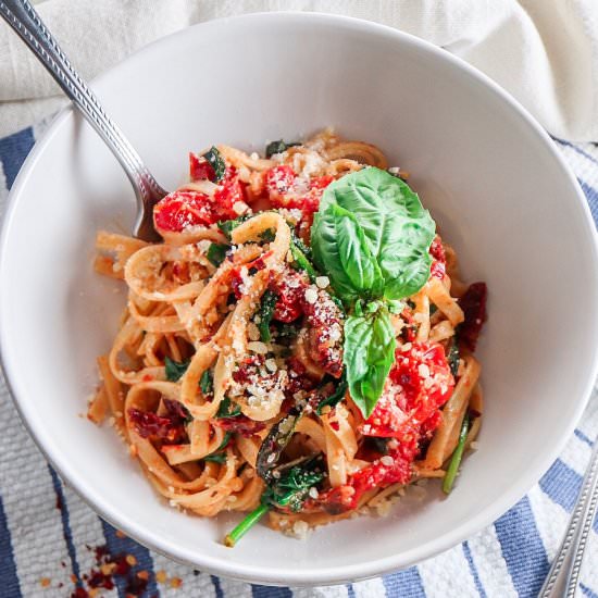 Spicy Tomato and Spinach Linguine - Recipe photo by tippsinthekitch
