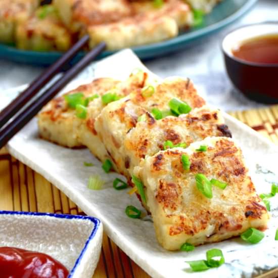 Turnip cake (lo bak gou / 蘿蔔糕) - Recipe photo by Taste of Asian Food