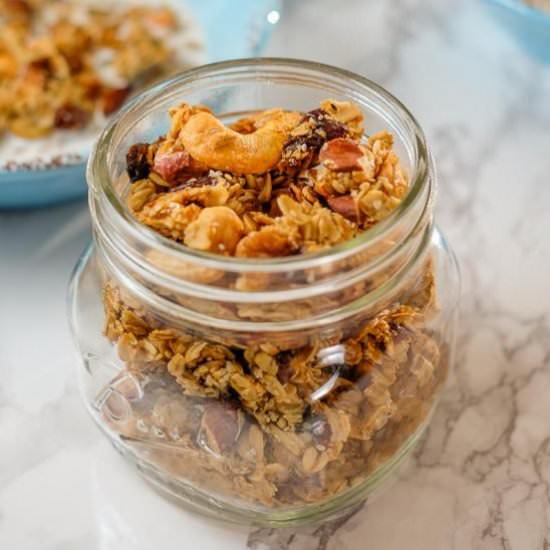 GRANOLA WITH CASHEW AND CARDAMOM - Recipe photo by thedeliciouscrescent