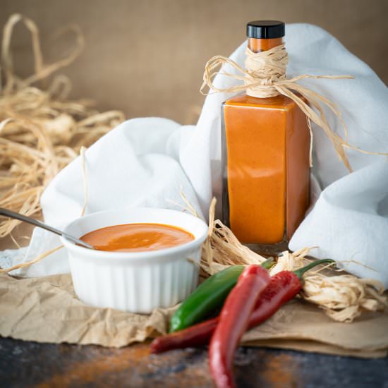 Chili pepper and jalapeño hot sauce - Recipe photo by photosandfood