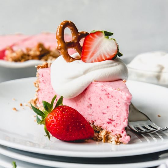STRAWBERRY PRETZEL ICEBOX PIE - Recipe photo by houseofnasheats