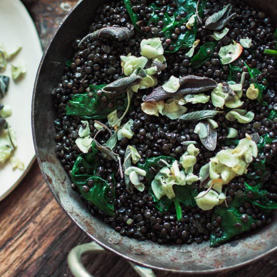 Black lentils with fried sage - Recipe photo by curryandlove