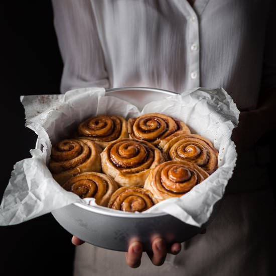 Easy Vegan Cinnamon Rolls - Recipe photo by The Simple Green