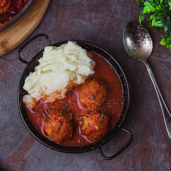 Mushroom balls in a tomato sauce - Recipe photo by curryandlove