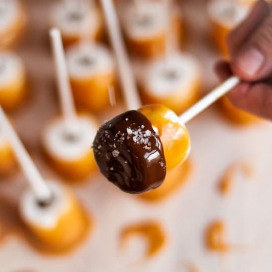 Caramel Chocolate Marshmallow Pops - Recipe photo by ambslovesfood