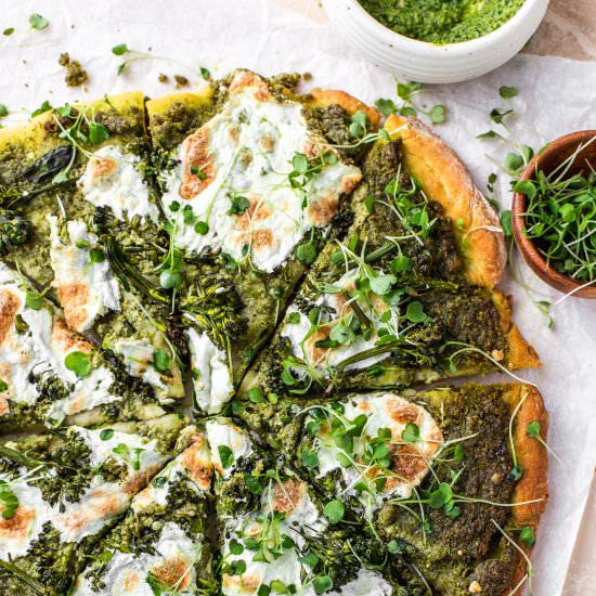 GLUTEN-FREE SPINACH PESTO PIZZA - Recipe photo by nattwrobel