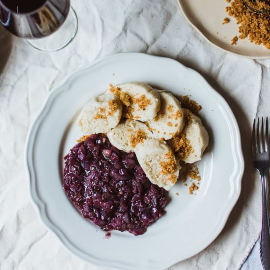 Slovenian steamed buns + wine sauce - Recipe photo by curryandlove