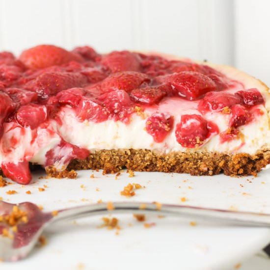 Strawberry Vegan Cheesecake - Recipe photo by VeganWithCurves