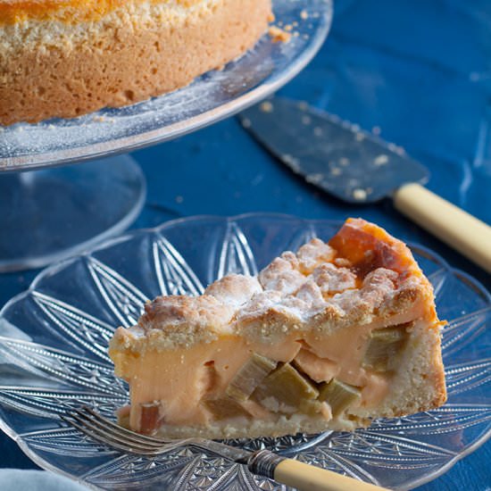 Rhubarb and custard crumble cake - Recipe photo by Recipe Crumbs