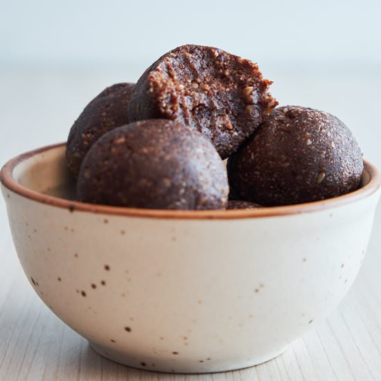 Raw Vegan Energy Bites - Recipe photo by Veganbell