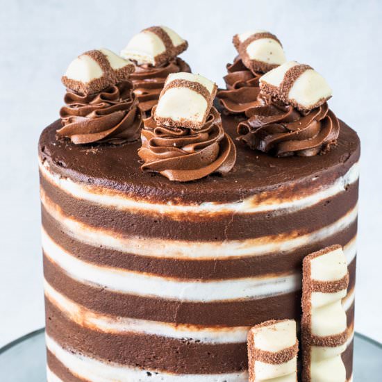 Kinder Bueno Cake - Recipe photo by piesandtacos
