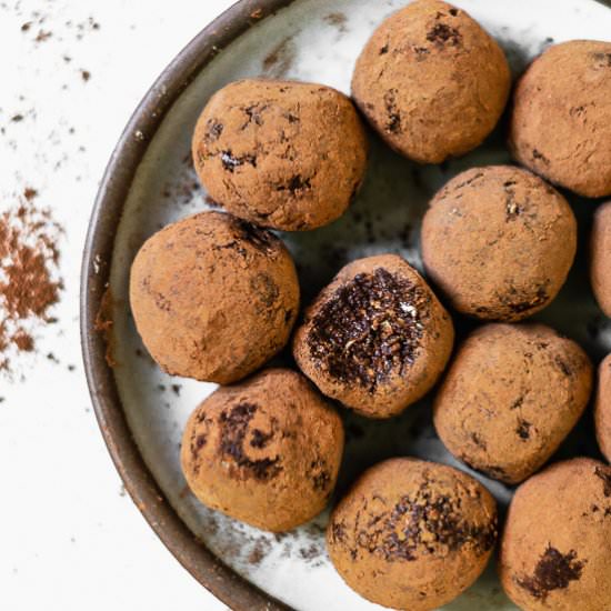 Healthy Chocolate Protein Balls - Recipe photo by thefitpeach