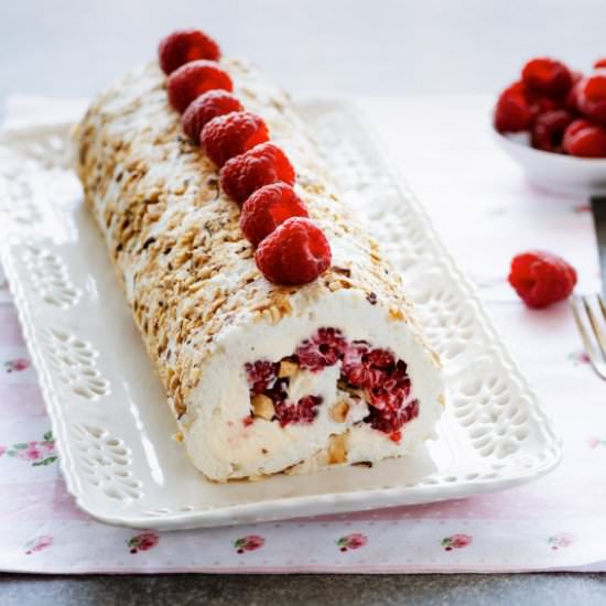 Meringue roulade with raspberries - Recipe photo by Lets eat together
