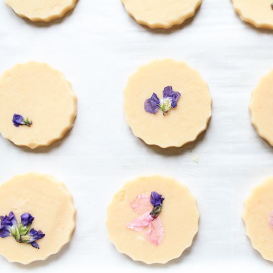 vanilla pressed flower cookies - Recipe photo by wherethewildcakegrows