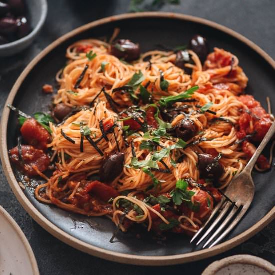 Vegan Spaghetti alla Puttanesca - Recipe photo by gastroplant
