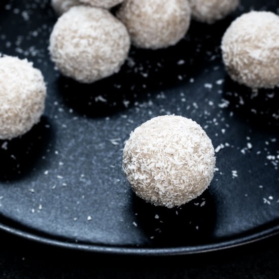 Raw coconut snowballs - Recipe photo by k33kitchen