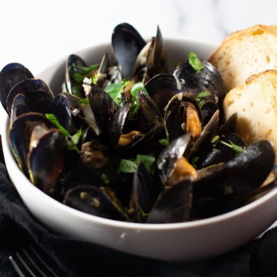Mussels in White Wine Sauce - Recipe photo by becomebetty