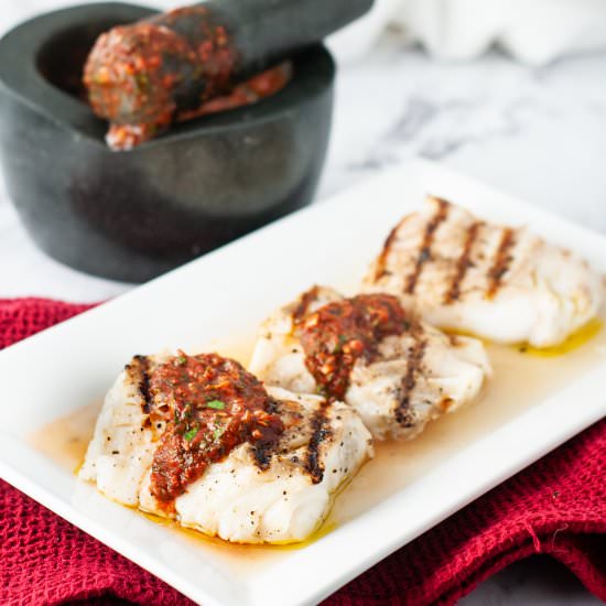 Grilled cod loins with garlic sauce - Recipe photo by photosandfood