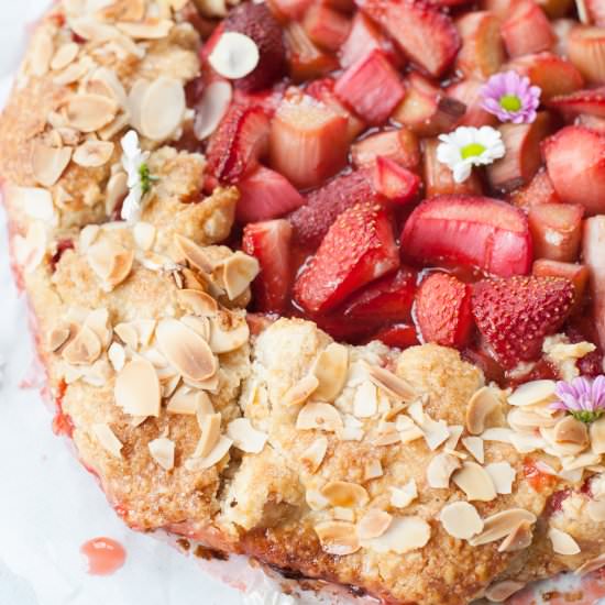 Strawberry rhubarb galette - Recipe photo by everyday-delicious.com