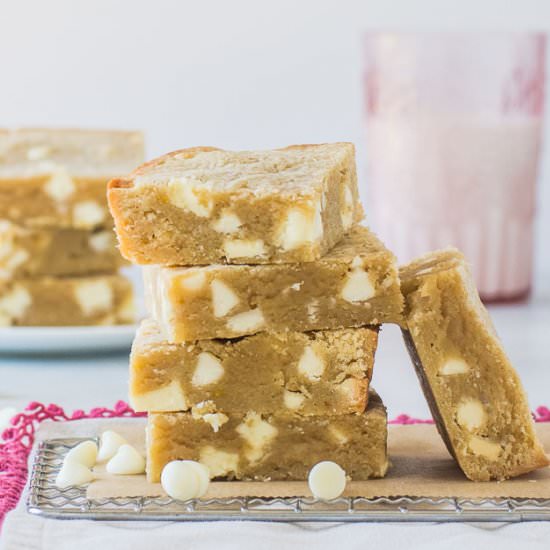 White Chocolate Blondies - Recipe photo by theitsybitsykitchen