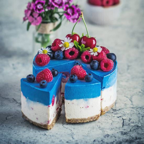 Blue spirulina vegan cake - Recipe photo by RainbowInMyKitchen