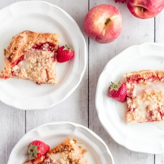 White Peach Strawberry Crumble Bars - Recipe photo by RECkate