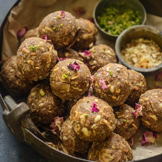 Gond ke Ladoo - Recipe photo by Whiskaffair