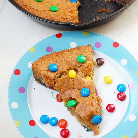M&M skillet cookie - Recipe photo by evabakes