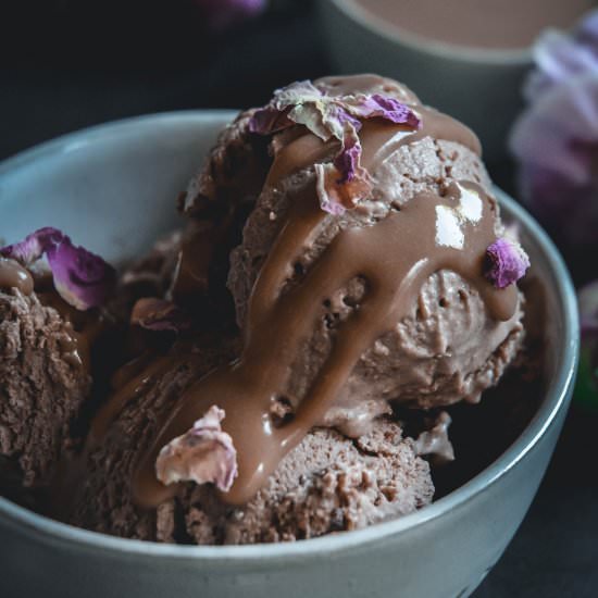 vegan chocolate pistachio ice cream - Recipe photo by calm eats