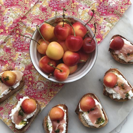 Cherries and Goats Cheese Crostini - Recipe photo by chilliandmint