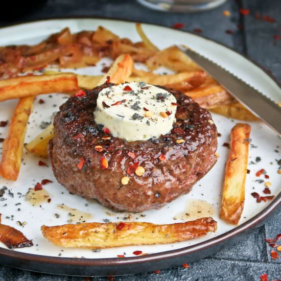 Juicy lava salt burger patties - Recipe photo by Culinaire bagage