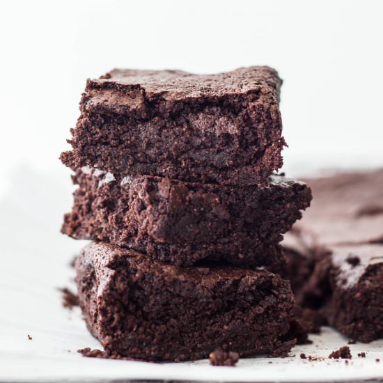 vegan rye crinkle brownies - Recipe photo by Wee Little Vegans