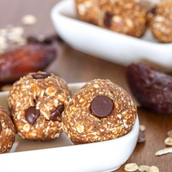 No-Bake Date Energy Balls - Recipe photo by MaesMenu