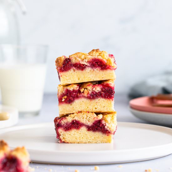 RASPBERRY CRUMBLE BARS - Recipe photo by jernejkitchen