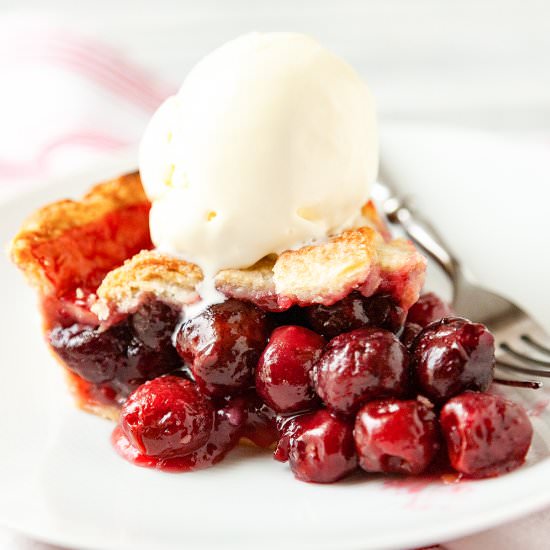 Easy Homemade Cherry Pie - Recipe photo by Foodtasia