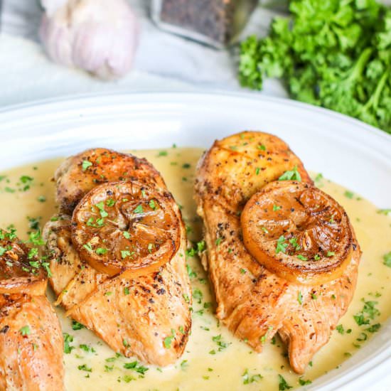 LOW CARB CREAMY LEMON CHICKEN - Recipe photo by Stylish Cravings
