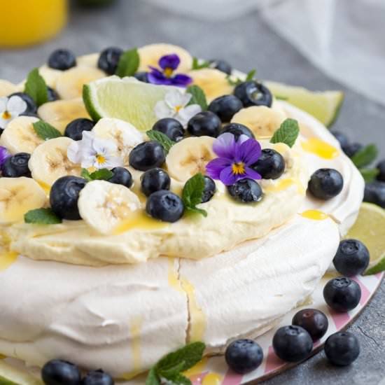 Pavlova with mango and blueberries - Recipe photo by electricbluefood