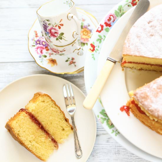 Easy Victoria Sponge - Recipe photo by Apply to Face Blog