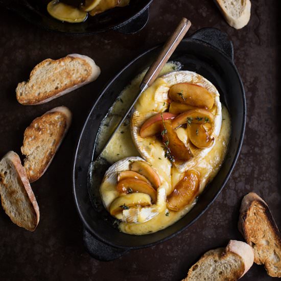 Baked Camembert with apples - Recipe photo by drizzleanddip