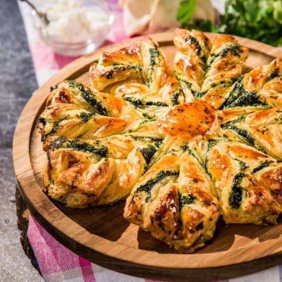 Spinach And Ricotta Pull-Apart Pie - Recipe photo by Magos
