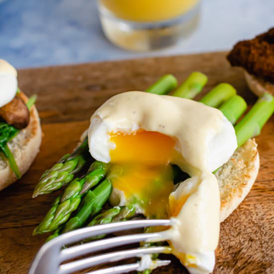 Five ways to poach eggs - Recipe photo by totalfeasts