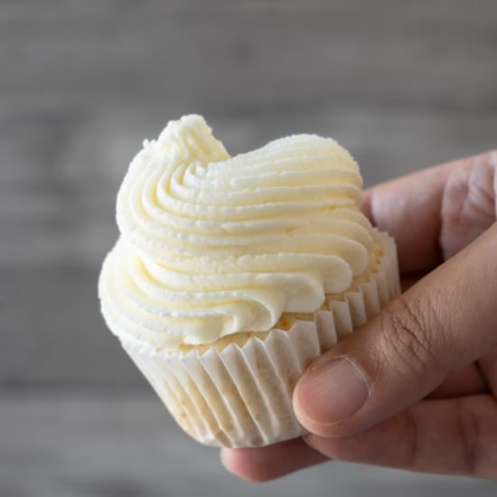 White Frosting - Recipe photo by El Mundo Eats