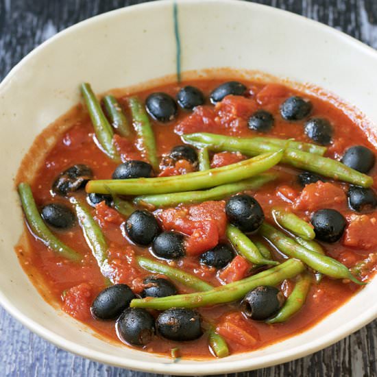 Green beans with tomatoes & olives - Recipe photo by Mandy Sneaky Veg