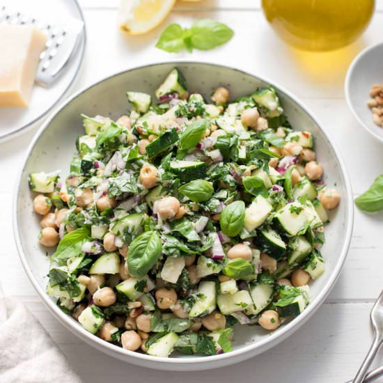 Zucchini-Salat mit Kichererbsen - Recipe photo by Elle Republic