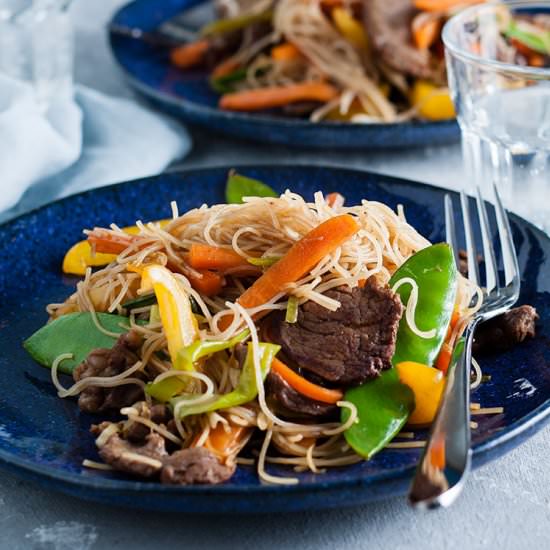 Beef stir Fry with Rice Noodles - Recipe photo by Recipe Crumbs