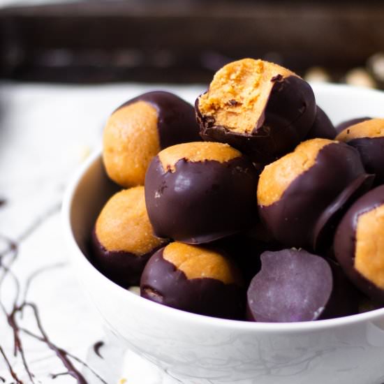 Healthy Peanut Butter Buckeyes - Recipe photo by thebananadiaries